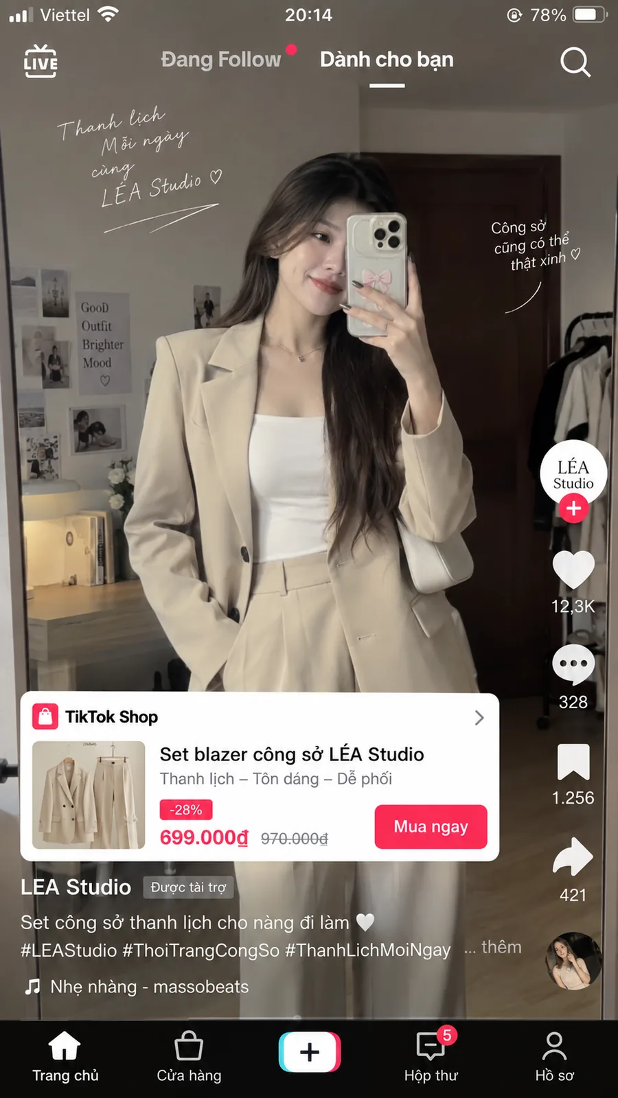 Minh họa quảng cáo TikTok Shop cho sản phẩm thời trang với thẻ sản phẩm và nút mua ngay.