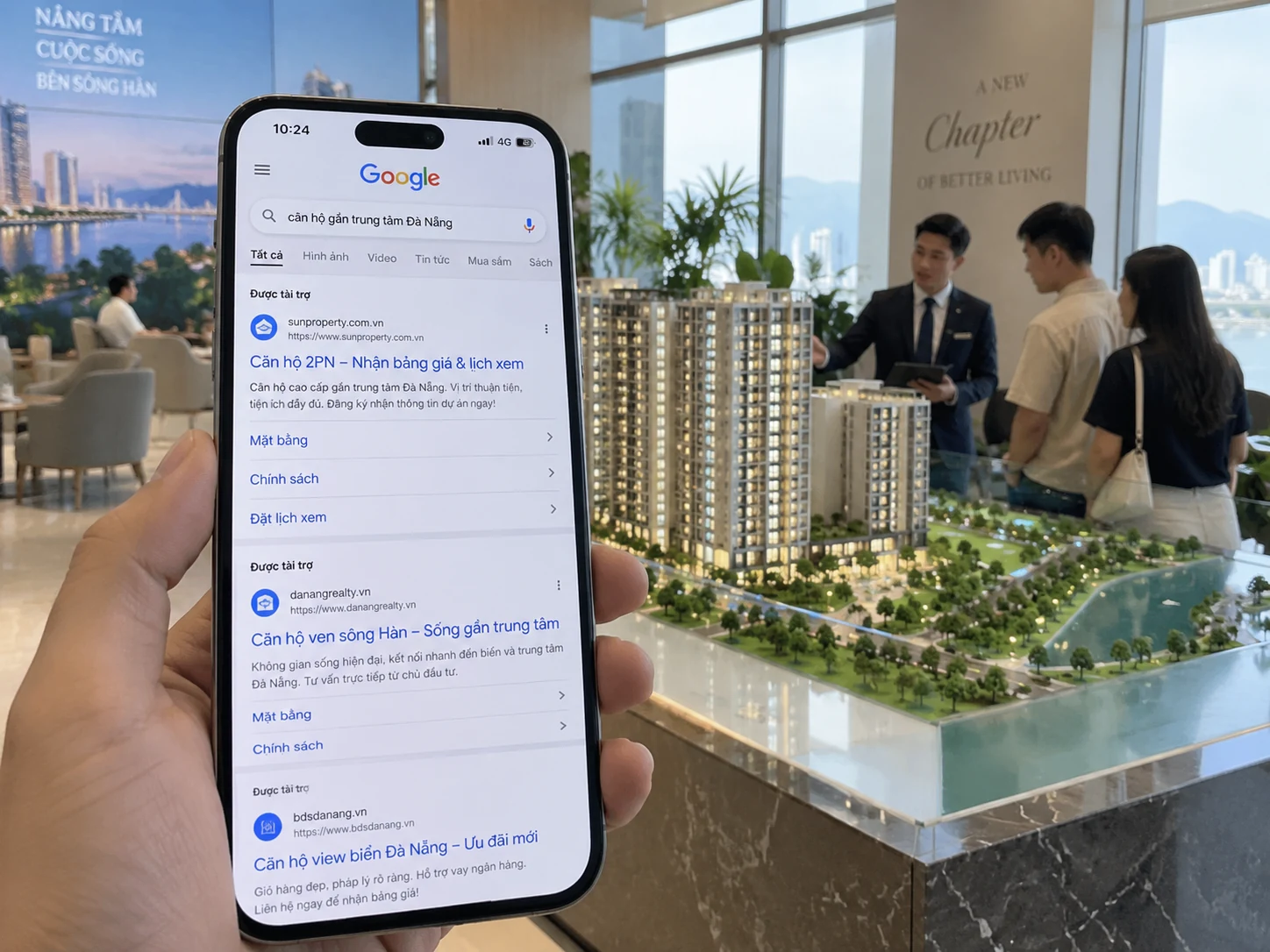 Khách hàng tìm dự án bất động sản trên Google tại điểm tư vấn