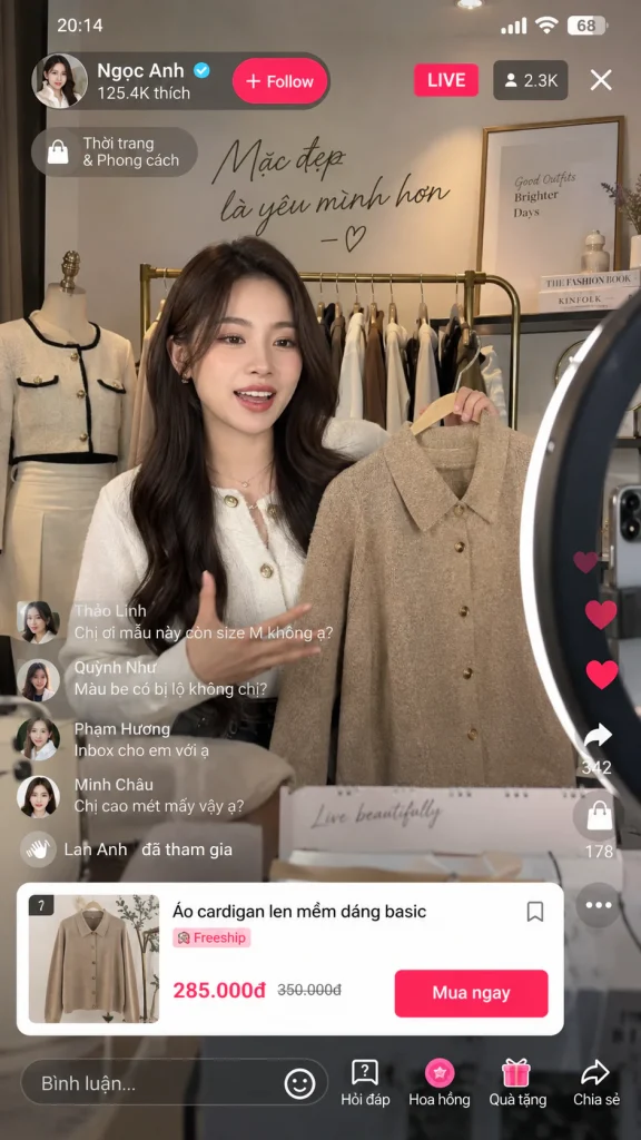 Minh họa phiên livestream giới thiệu sản phẩm thời trang