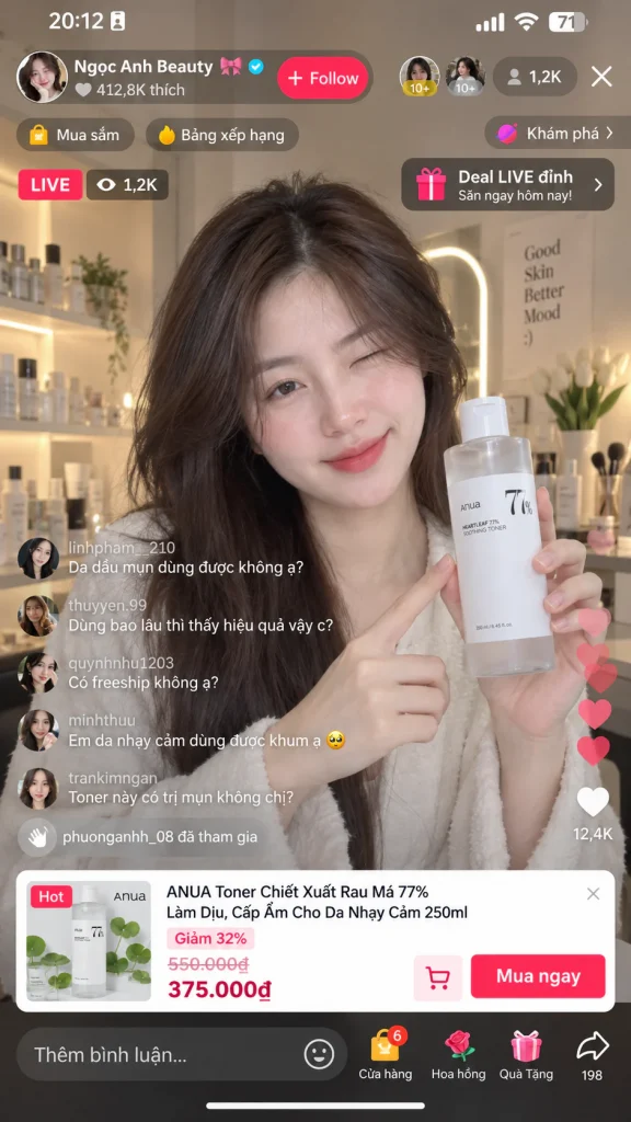 Minh họa KOC mỹ phẩm giới thiệu sản phẩm trong phiên livestream
