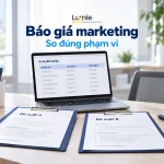 So sánh báo giá marketing với hai đề xuất mẫu và bảng đối chiếu trên laptop